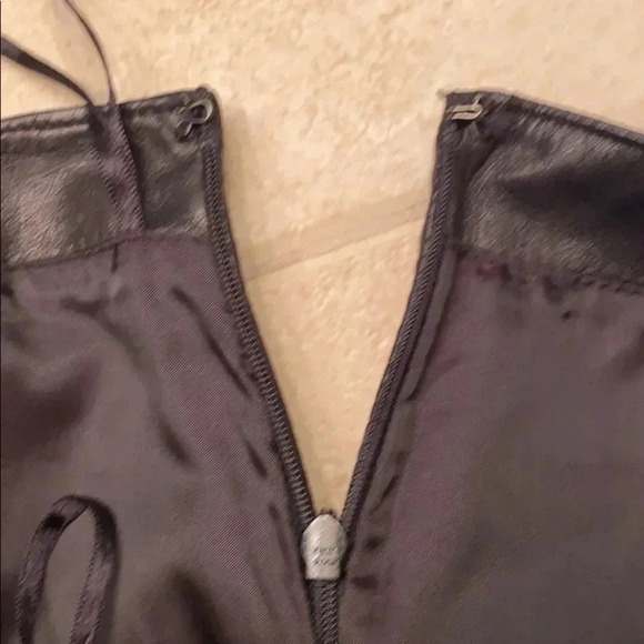 Ann Taylor Black Leather Knee Length Skirt, size 8P - Picture 4 of 9